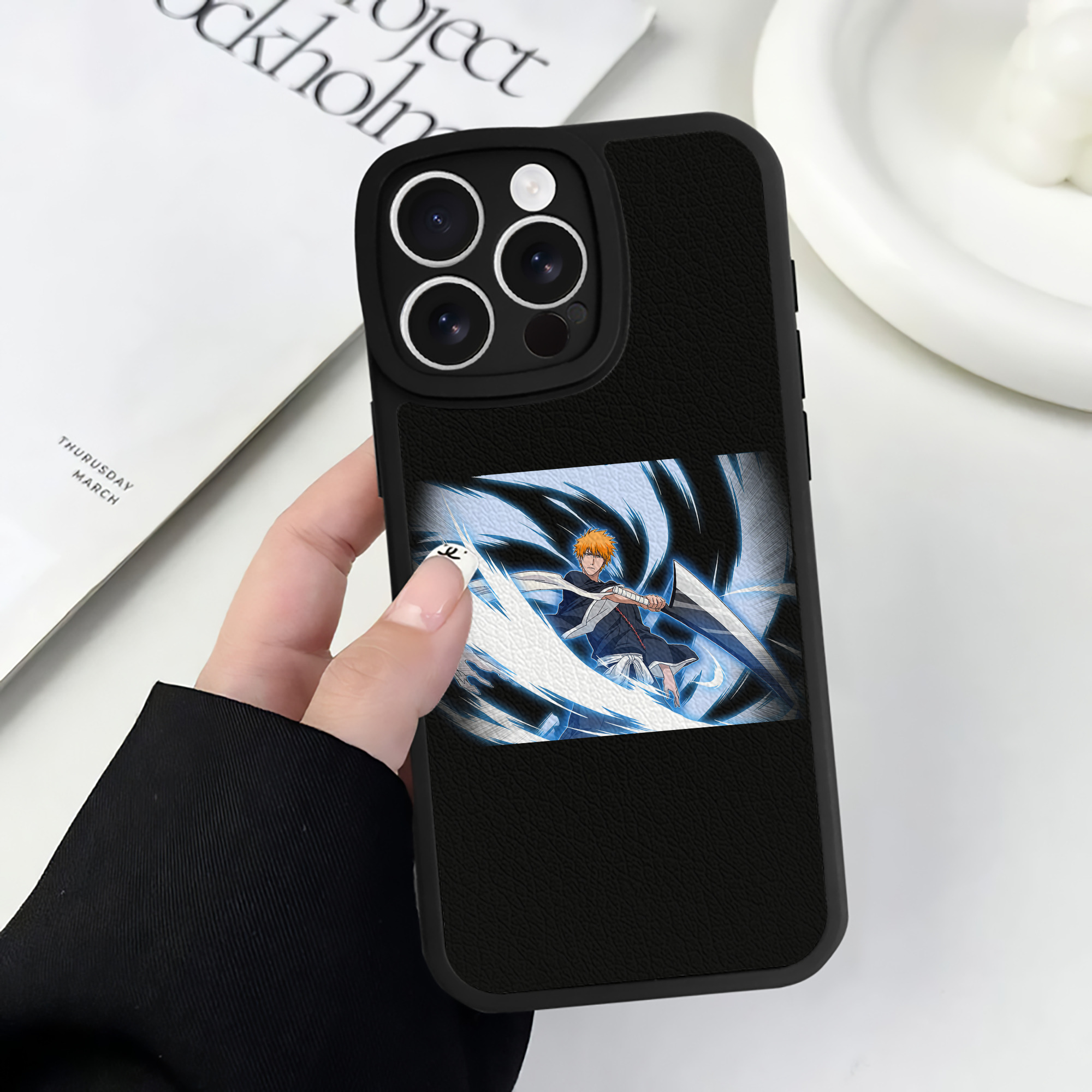 ブリーチ 黒崎一護（くろさき いちご）BLEACH Kurosaki Ichigo 【iPhone 16シリーズ対応】シリコンスマホケース（レザー調） 材質：シリコン